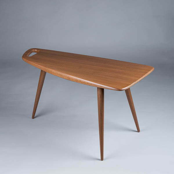 Packshot sur fond gris d'une table de designer