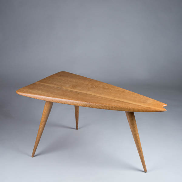 Photographie studio sur fond gris d'une table de designer