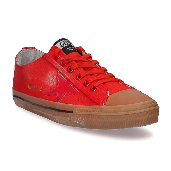 Packshot fond blanc d'une chaussure rouge