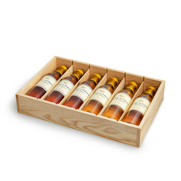 Photo en studio d'une caisse de bouteilles de vin