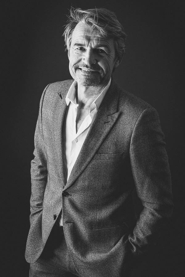Portrait d'un homme en costume en studio. Photo en noir et blanc.