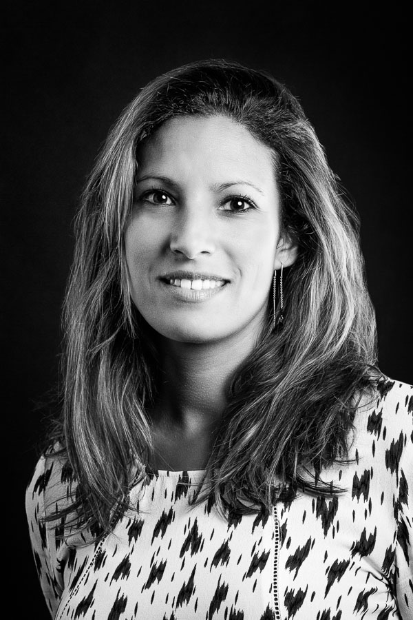 Photo d'une jeune femme sur fond gris. Photo réalisée en studio par un photographe de portrait sur Bordeaux.