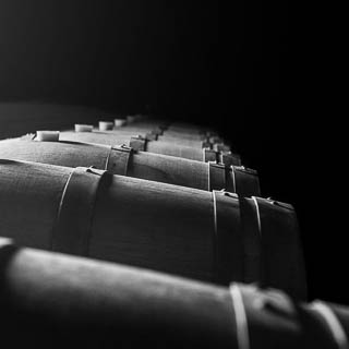 Photo en noir et blanc de fûts en chêne pour illustrer l'activité d'une entreprise