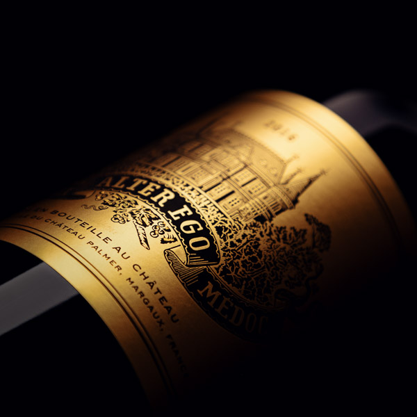 PHOTOGRAPHE-BORDEAUX-STUDIO-TONELLI-REPORTAGE-AMBIANCE-VIN-3 Packshot de bouteille de vin sur fond noir