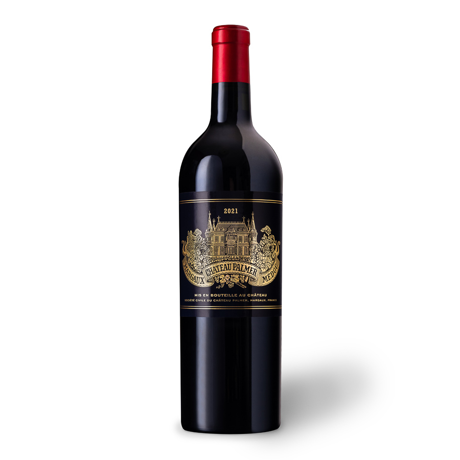 Bouteille de vin rouge du Château Palmer sur fond blanc. Millésime 2021