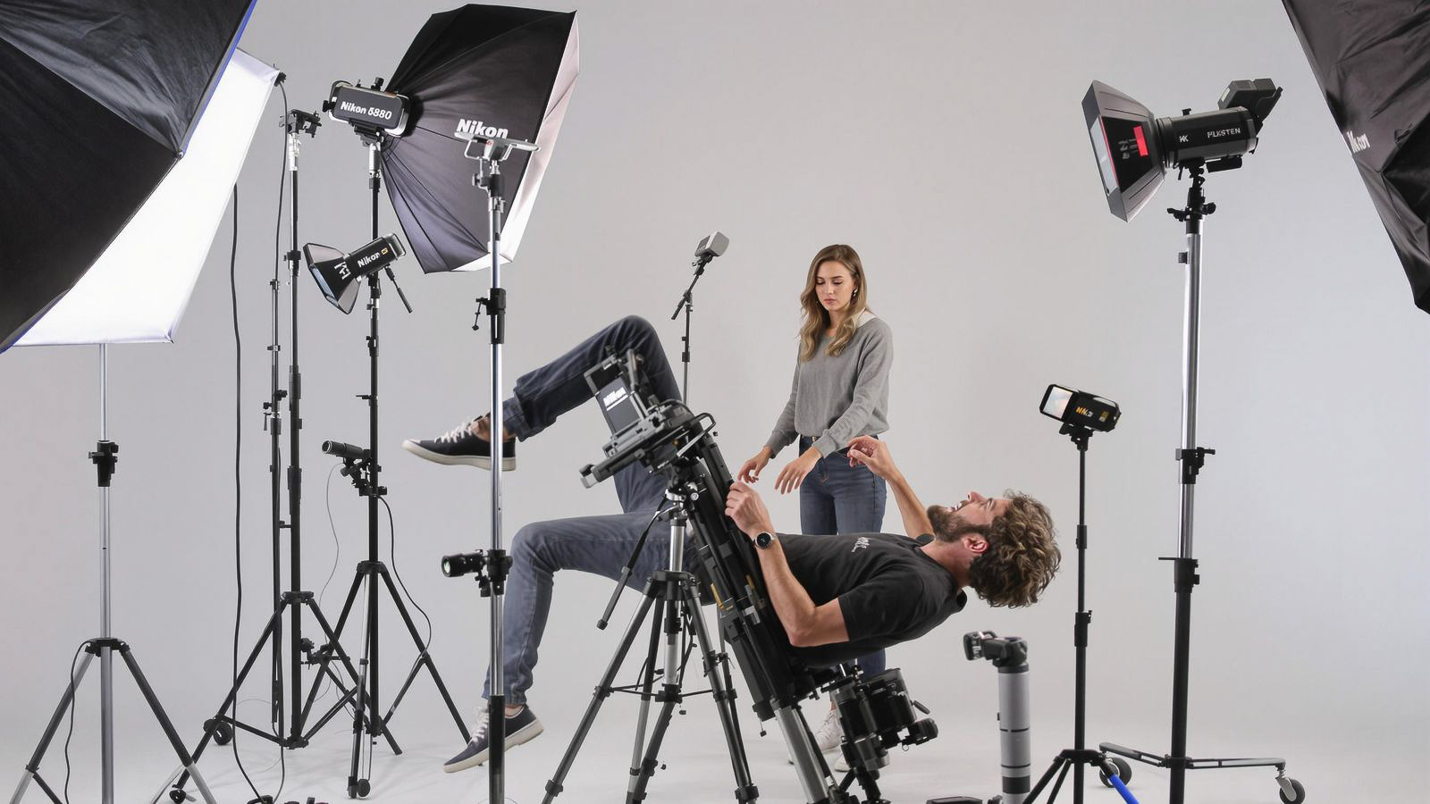 Photo d'un photographe de portrait en studio en plein shooting à Bordeaux.