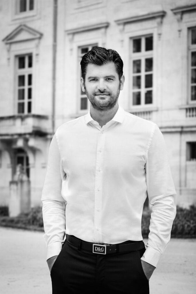 Portrait en extérieur devant une façade en pierre bordelaise, en lumière naturelle