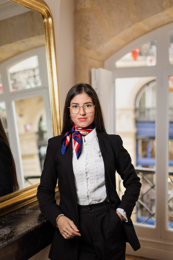 Portrait dans des locaux de caractère près d'un miroir doré, éclairage de studio apporté sur place